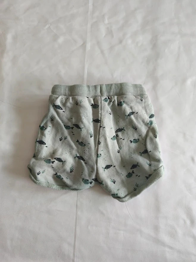 Kiabi 3 months light green fish print shorts with elasticated waist – photo 3